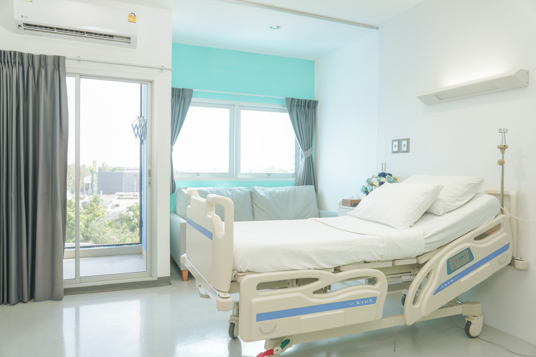 ภาพรวมห้องพักฟื้นและเตียง