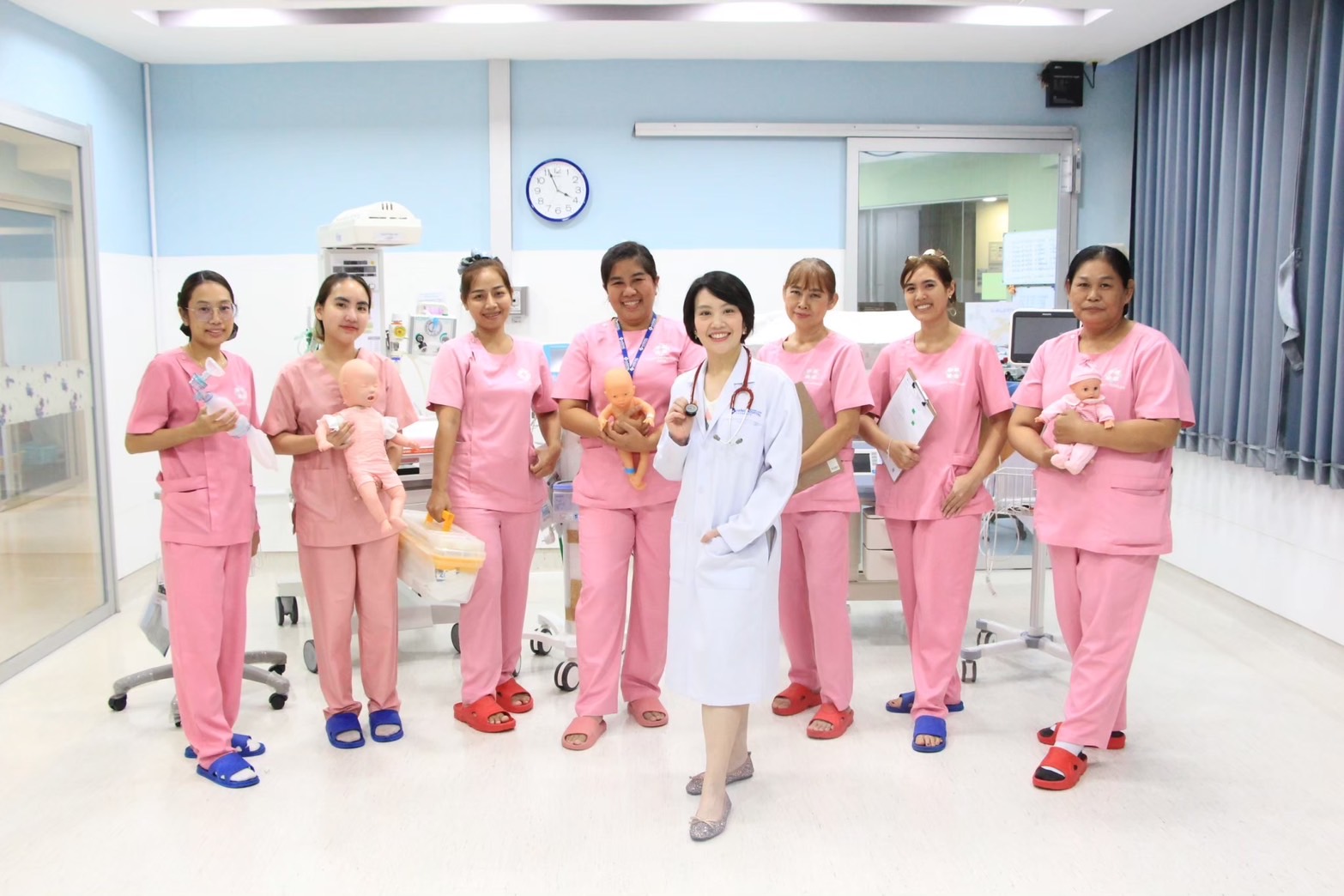 แพทย์หญิงสุมิตรา พร้อมทีมบุคลากรผู้เชี่ยวชาญด้านทารกแรกเกิดและปริกำเนิด ประจำโรงพยาบาลพริ้นซ์ ปากน้ำโพ 2