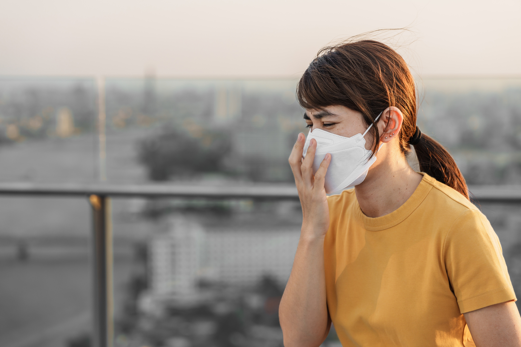 PM 2.5 กับผิวหนัง  ฝุ่นจิ๋วที่ทำร้ายผิวโดยไม่รู้ตัว พร้อมวิธีป้องกัน