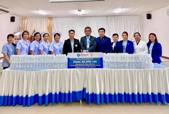 พิษณุเวช มอบเงินสนับสนุนจำนวน 20,000 บาท พร้อมน้ำดื่ม 400 ขวดให้แก่โรงพยาบาลศรีสัชนาลัย