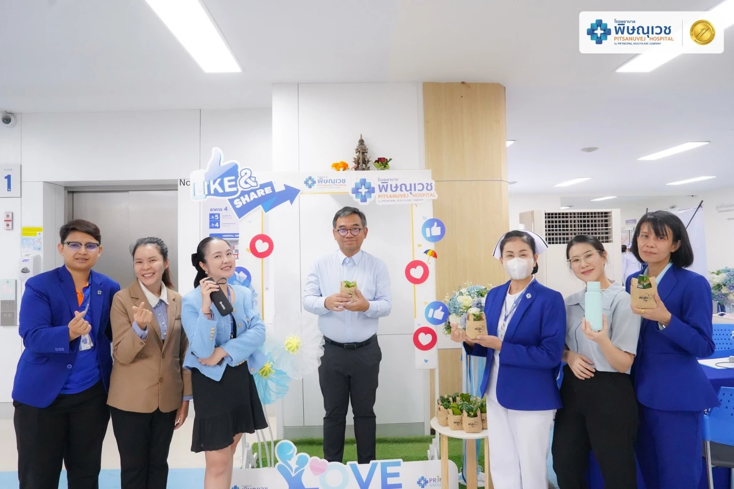 พิษณุเวช ร่วมส่งมอบต้นไม้มงคลและรอยยิ้ม แด่ผู้เข้ารับบริการและครอบครัว เนื่องในโอกาส วันแม่แห่งชาติ