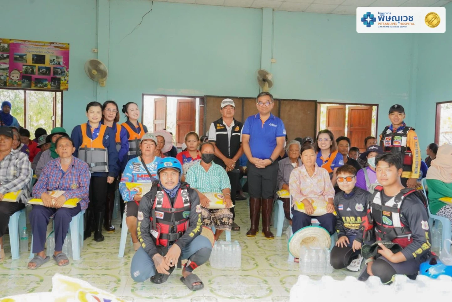 พิษณุเวช ห่วงใยผู้ประสบอุทกภัย มอบถุงยังชีพและน้ำดื่มให้กับประชาชนในพื้นที่อำเภอบางระกำ