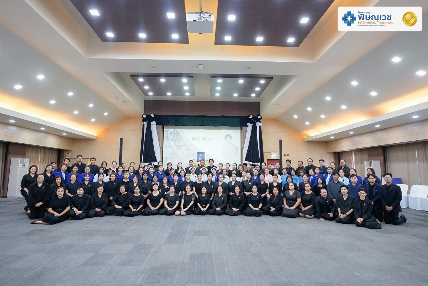 พิษณุเวช ร่วมถวายอาลัยและทำบุญตักบาตร เพื่อถวายเป็นพระราชกุศลแด่ สมเด็จพระนางเจ้าสิริกิติ์ พระบรมราชินีนาถ พระบรมราชชนนีพันปีหลวง