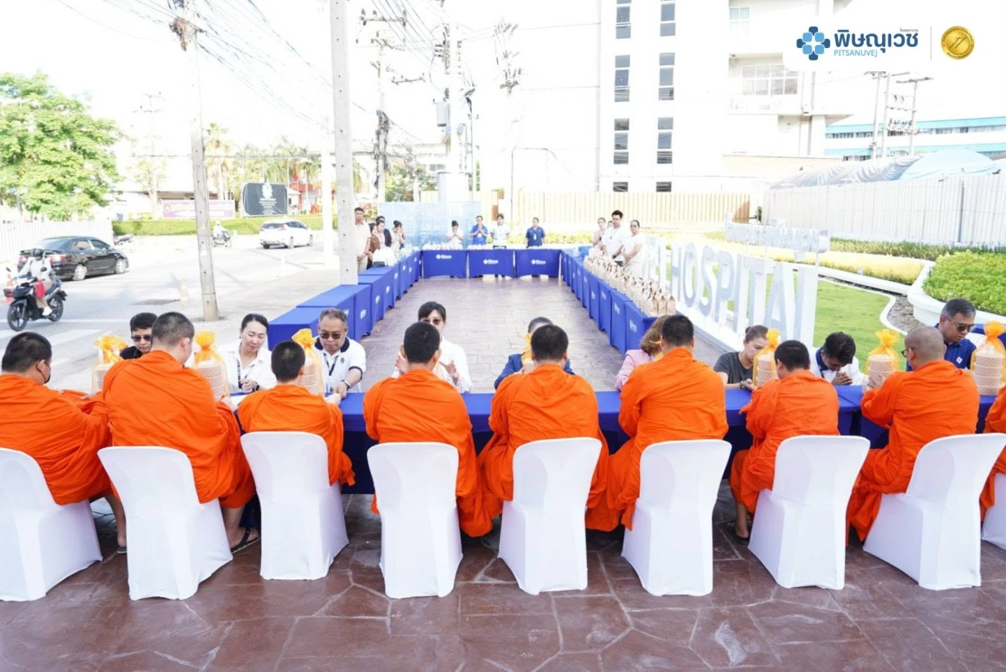 คณะผู้บริหารและบุคลากรโรงพยาบาลพิษณุเวชร่วมกิจกรรมทำบุญตักบาตรข้าวสารอาหารแห้ง ประจำเดือนพฤษภาคม 2569 ณ บริเวณสวนด้านหน้าโรงพยาบาล เพื่อส่งเสริมคุณธรรมและสืบสานวัฒนธรรมไทย